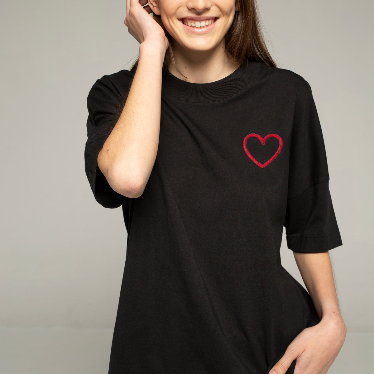 Camiseta Negra Oversized Corazón Silueteado