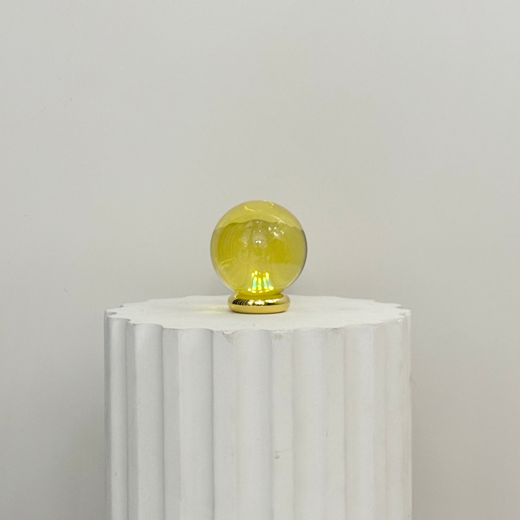 Esfera Acrílico Amarilla. Jonathan Adler