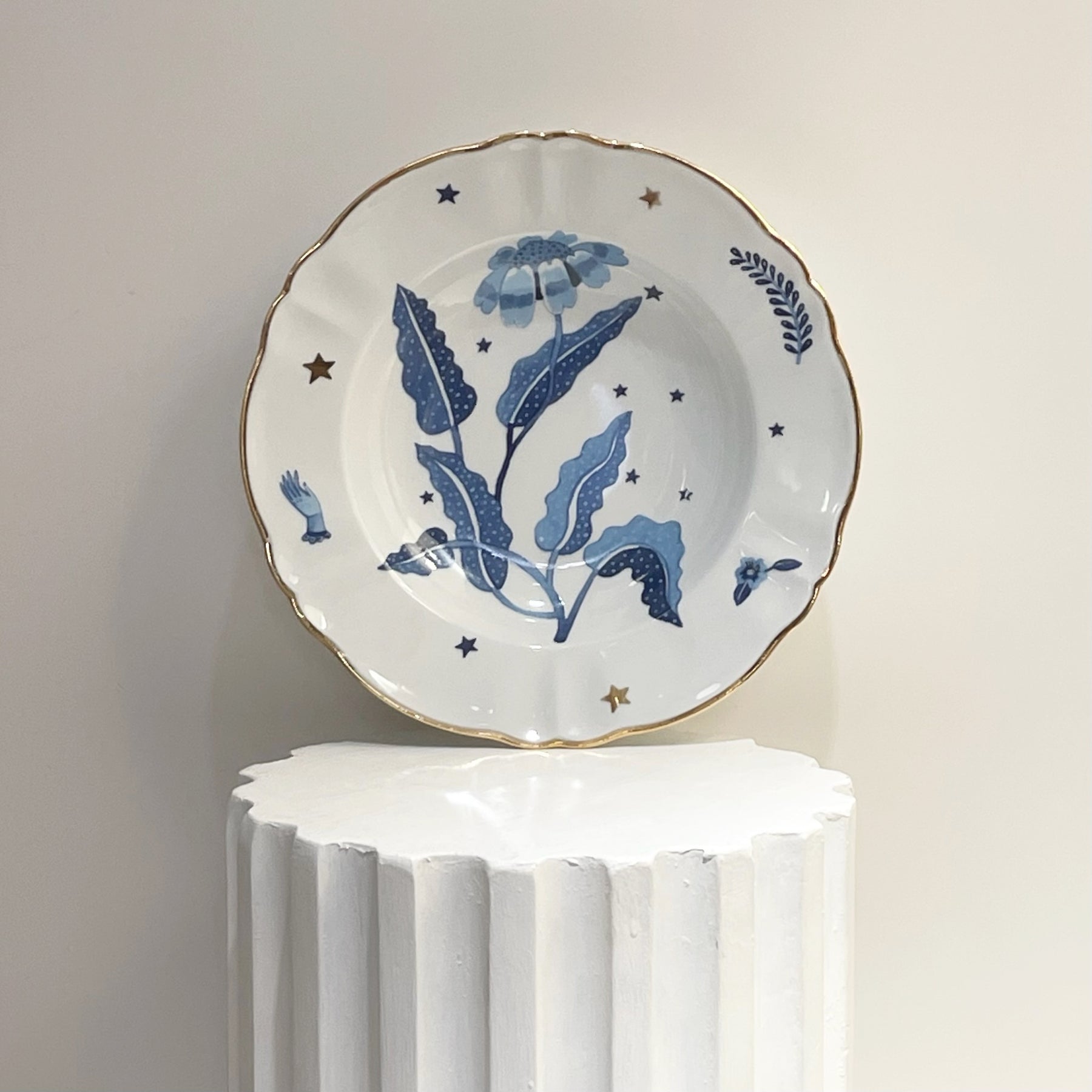 Plato Hondo Blue Flower