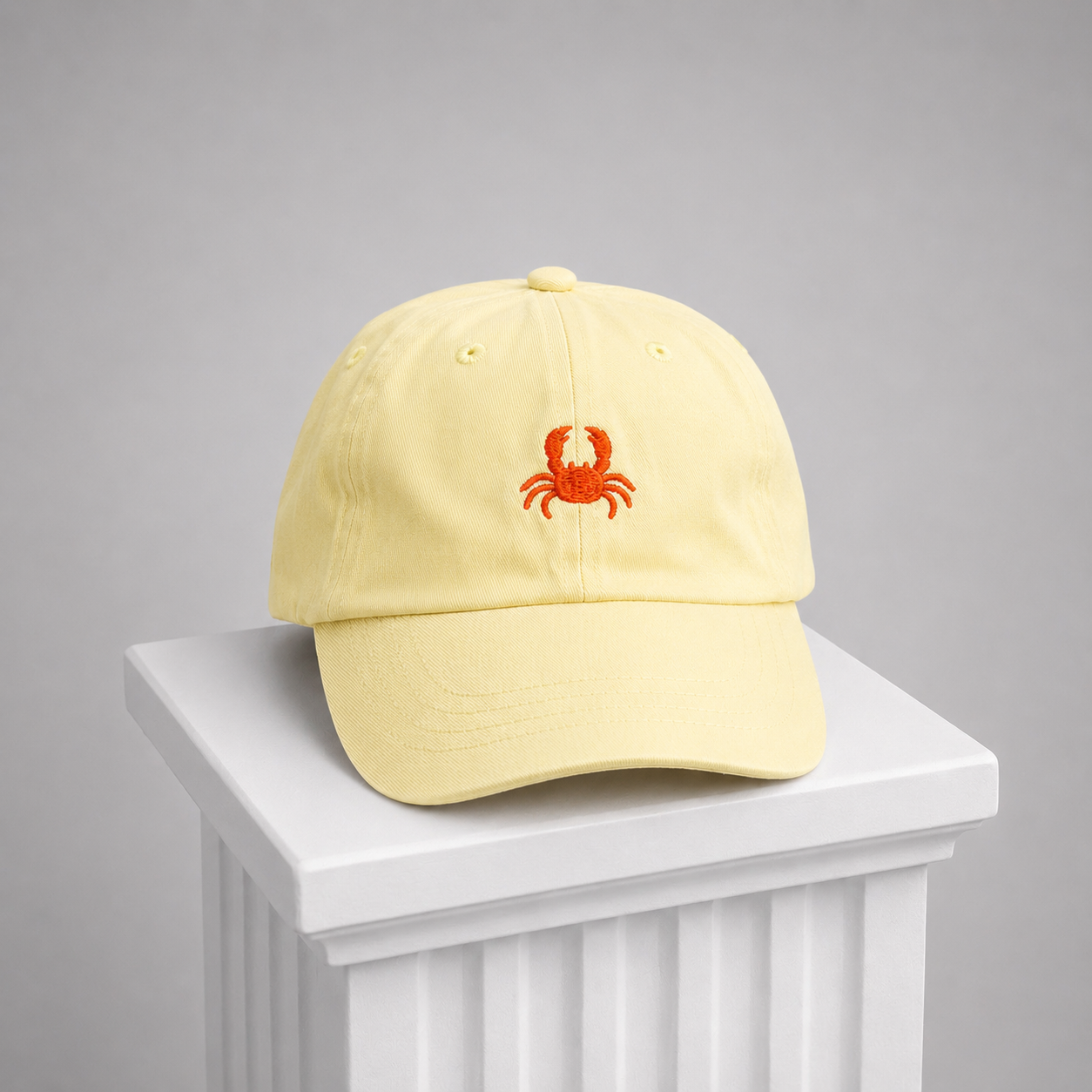 Gorra Amarilla. Cangrejo Bordado