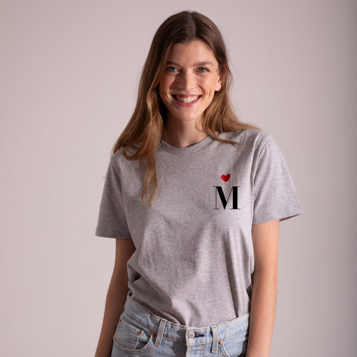 Camiseta Gris Corazón Personalizada con tu Inicial