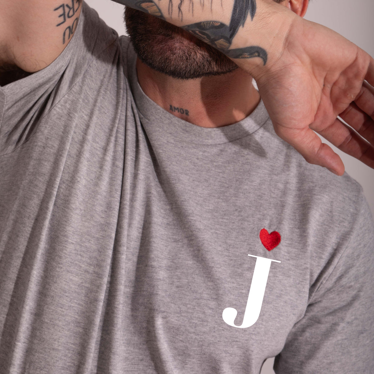 Camiseta Gris Corazón Personalizada con tu Inicial