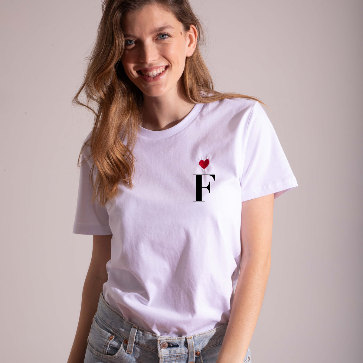 Camiseta Blanca Corazón Personalizada con tu Inicial