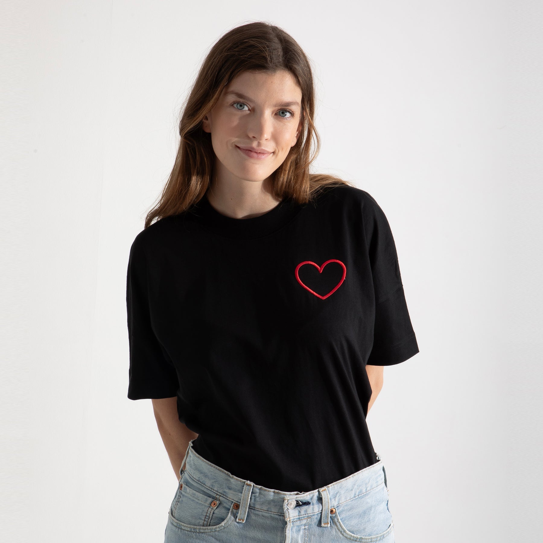 Camiseta Negra Oversized Corazón Silueteado