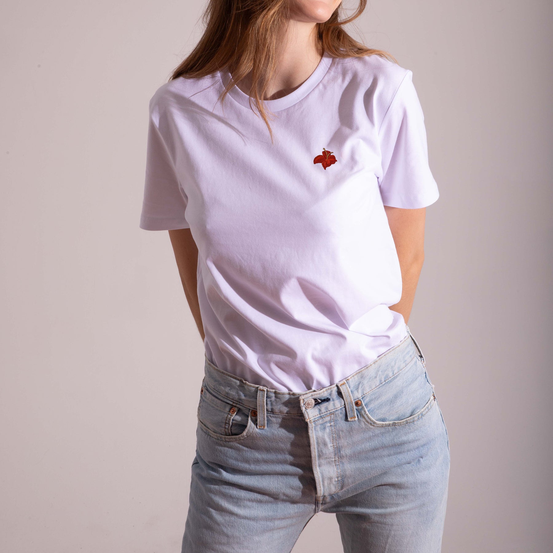 Camiseta Blanca Flor Bordada