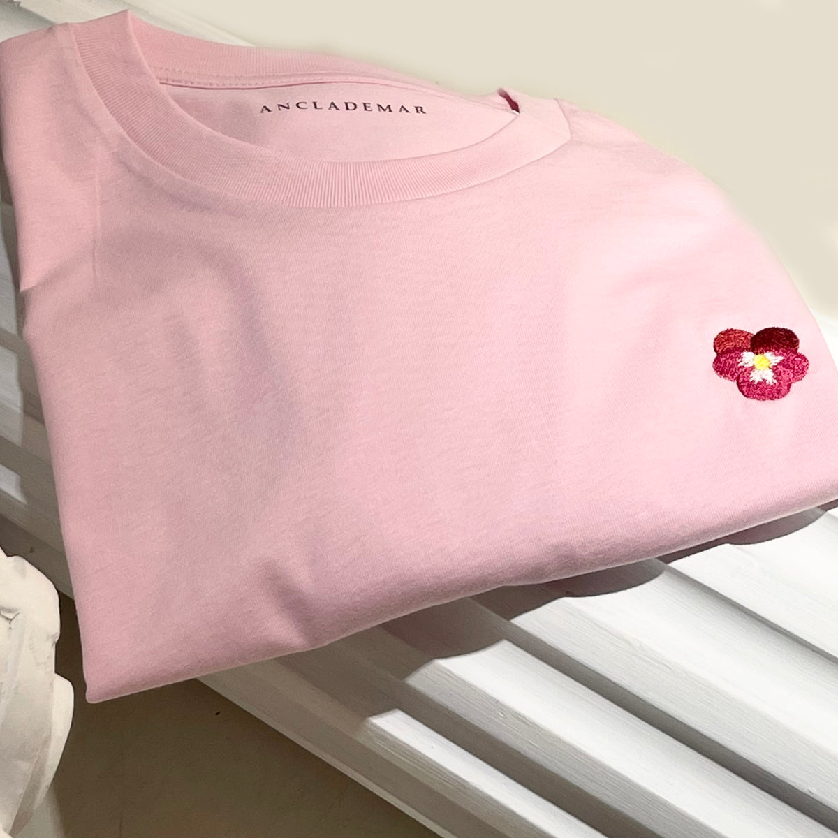 Camiseta Rosa Pensamiento Bordado