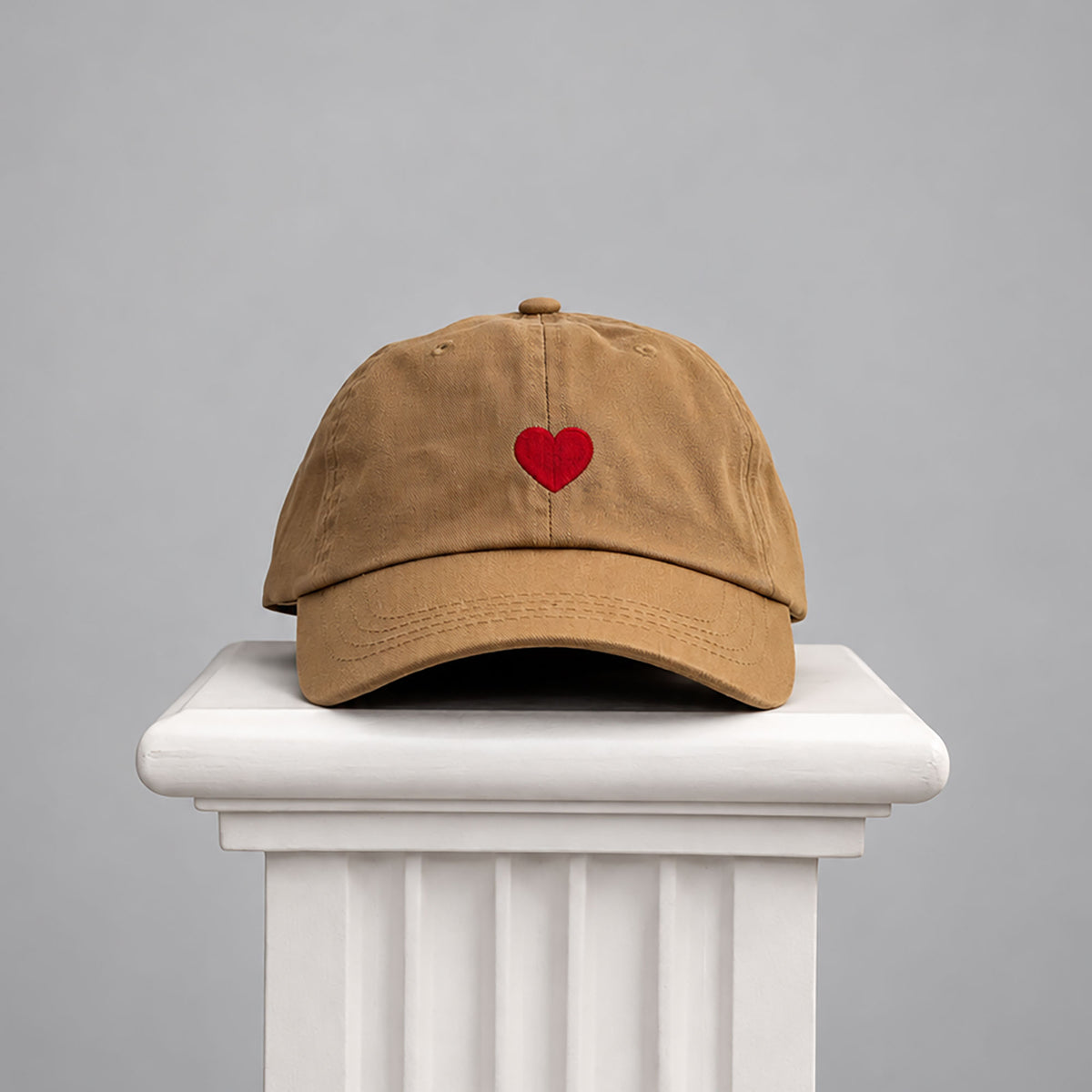 Gorra Camel. Corazón Bordado