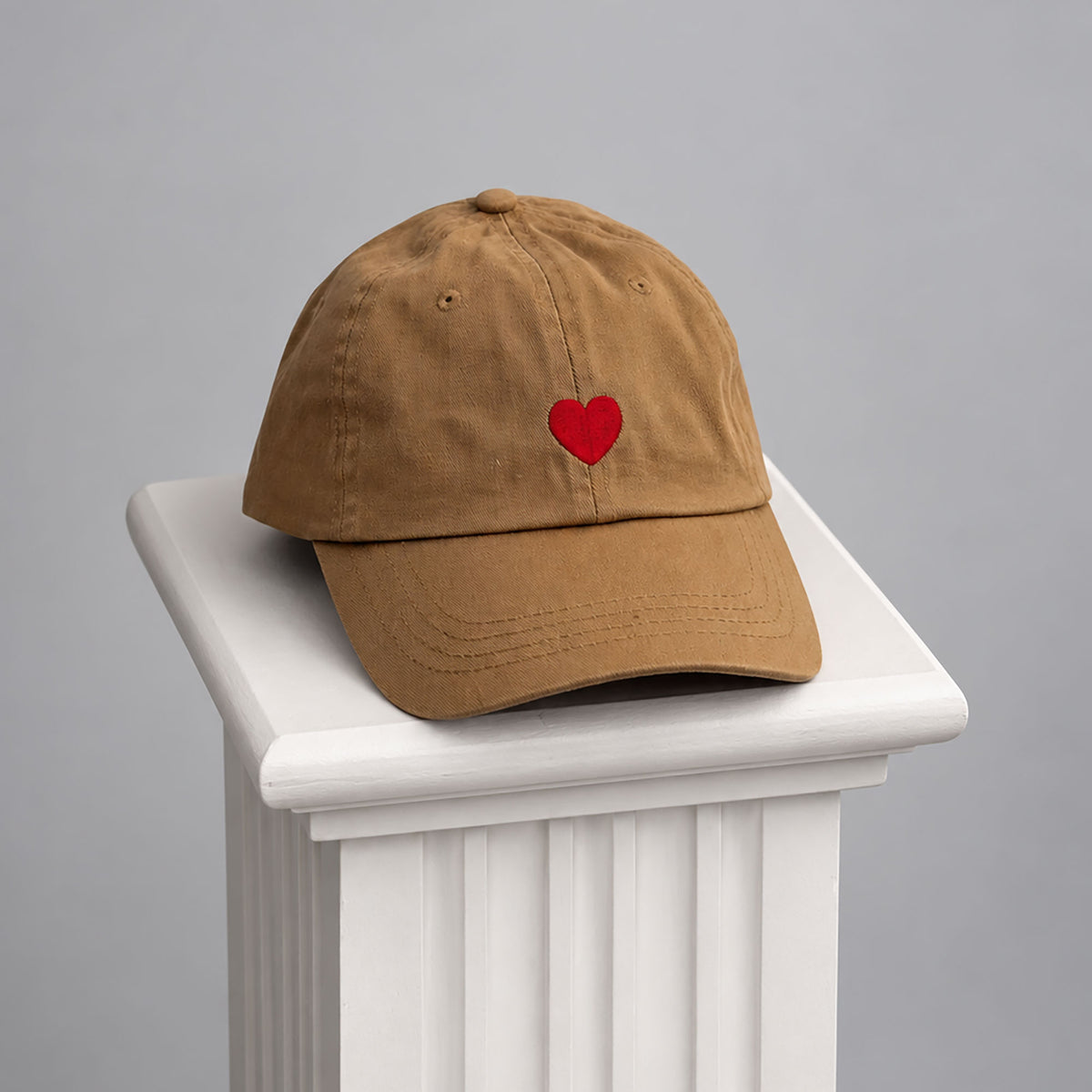 Gorra Camel. Corazón Bordado
