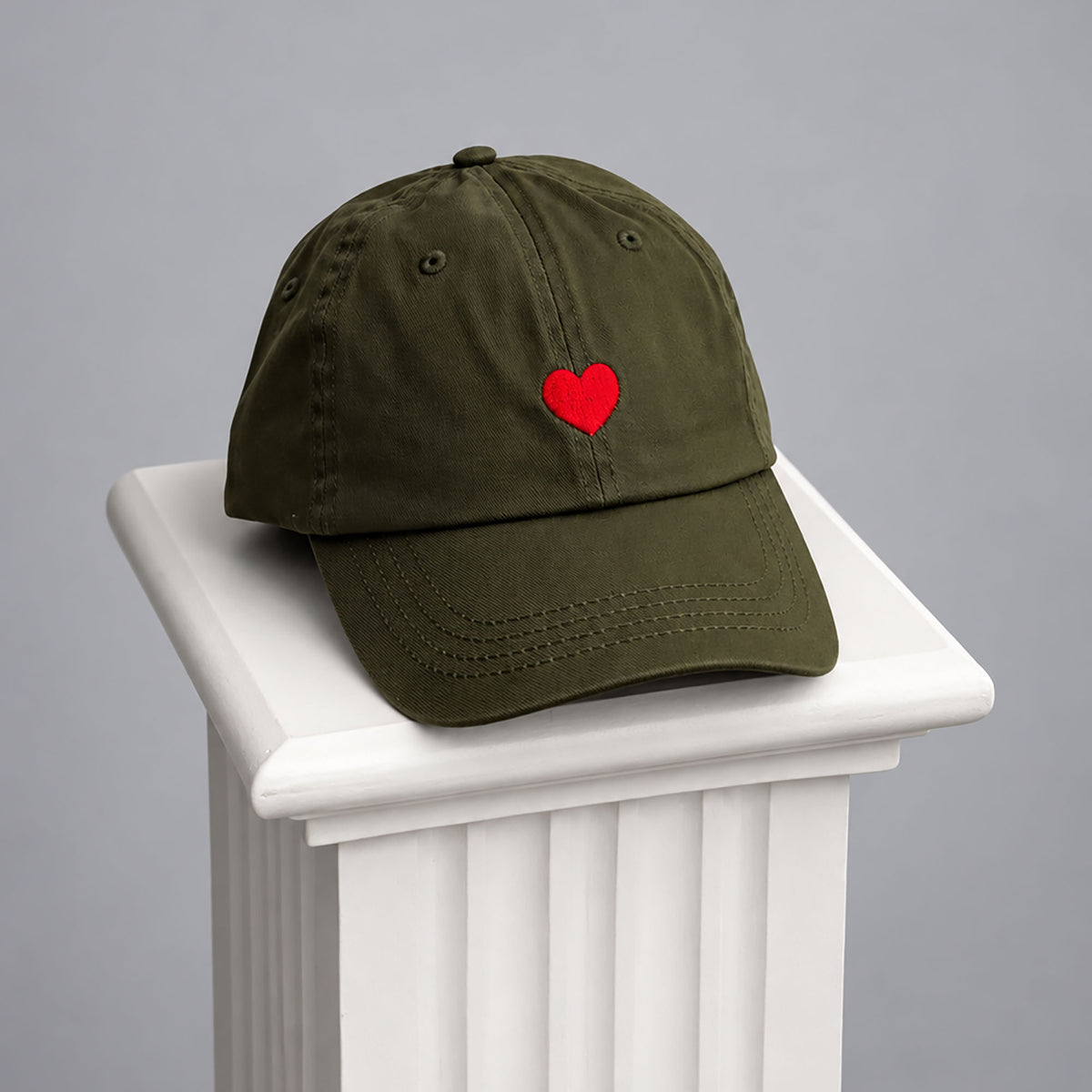 Gorra Caqui. Corazón Bordado