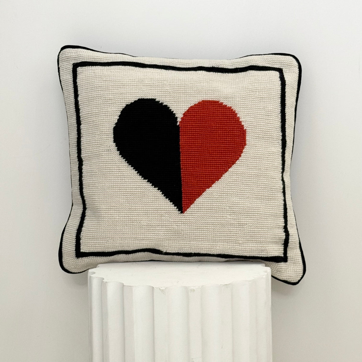 Cojín Petit Point Corazón. Jonathan Adler