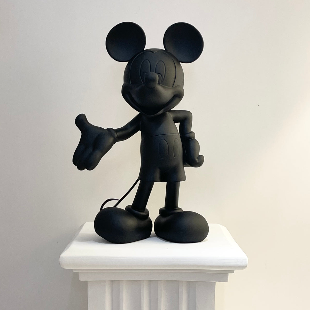 Mickey Welcome Black. 30 cm