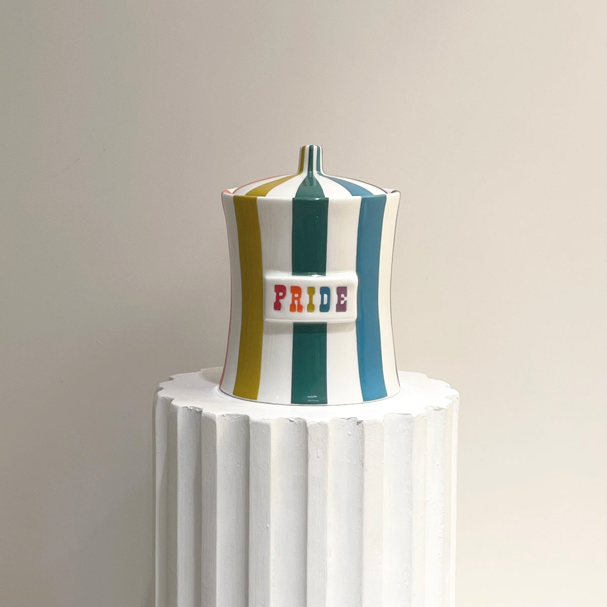 Bote PRIDE. Jonathan Adler