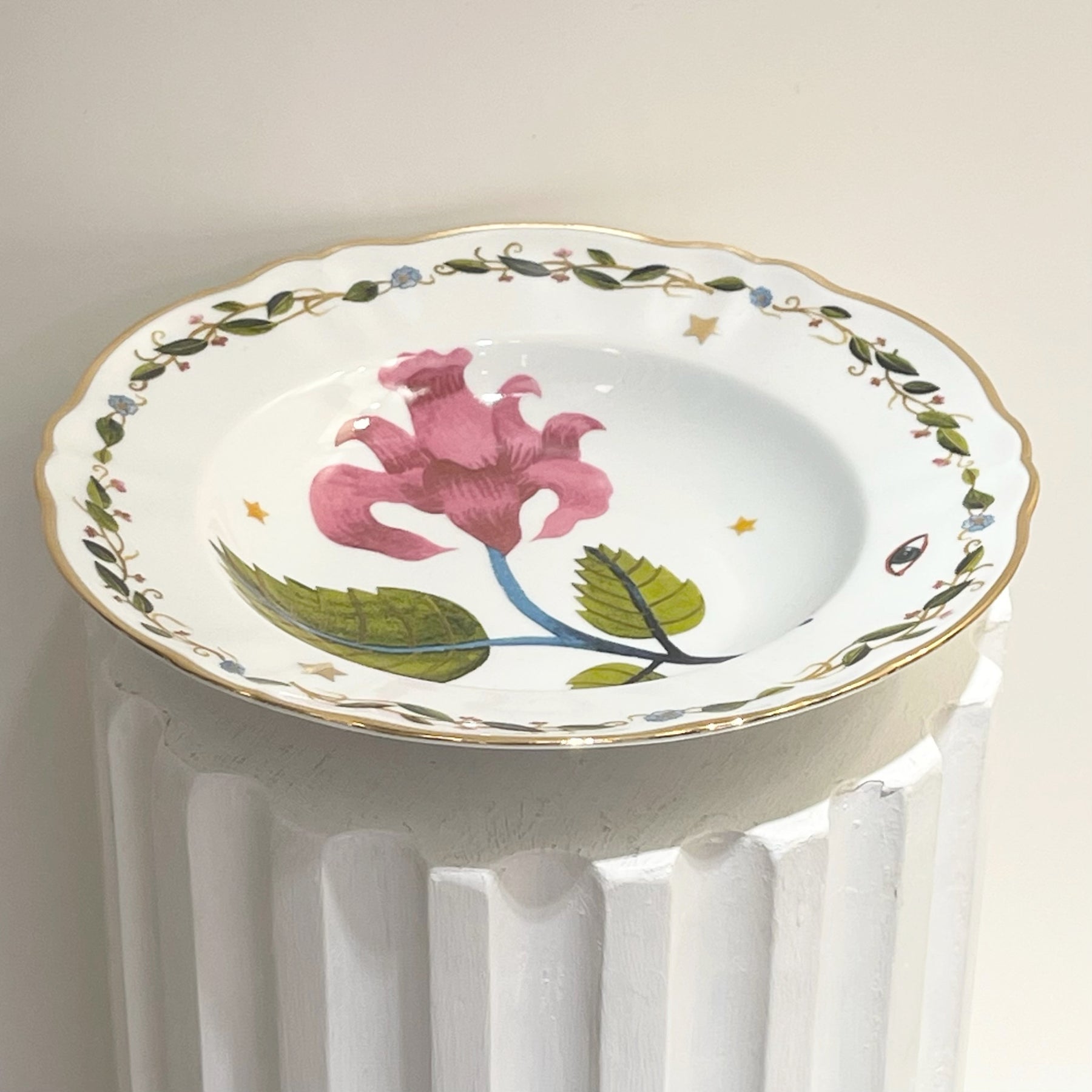 PINK FLOWER Porcelain Plate. 23.5 cm