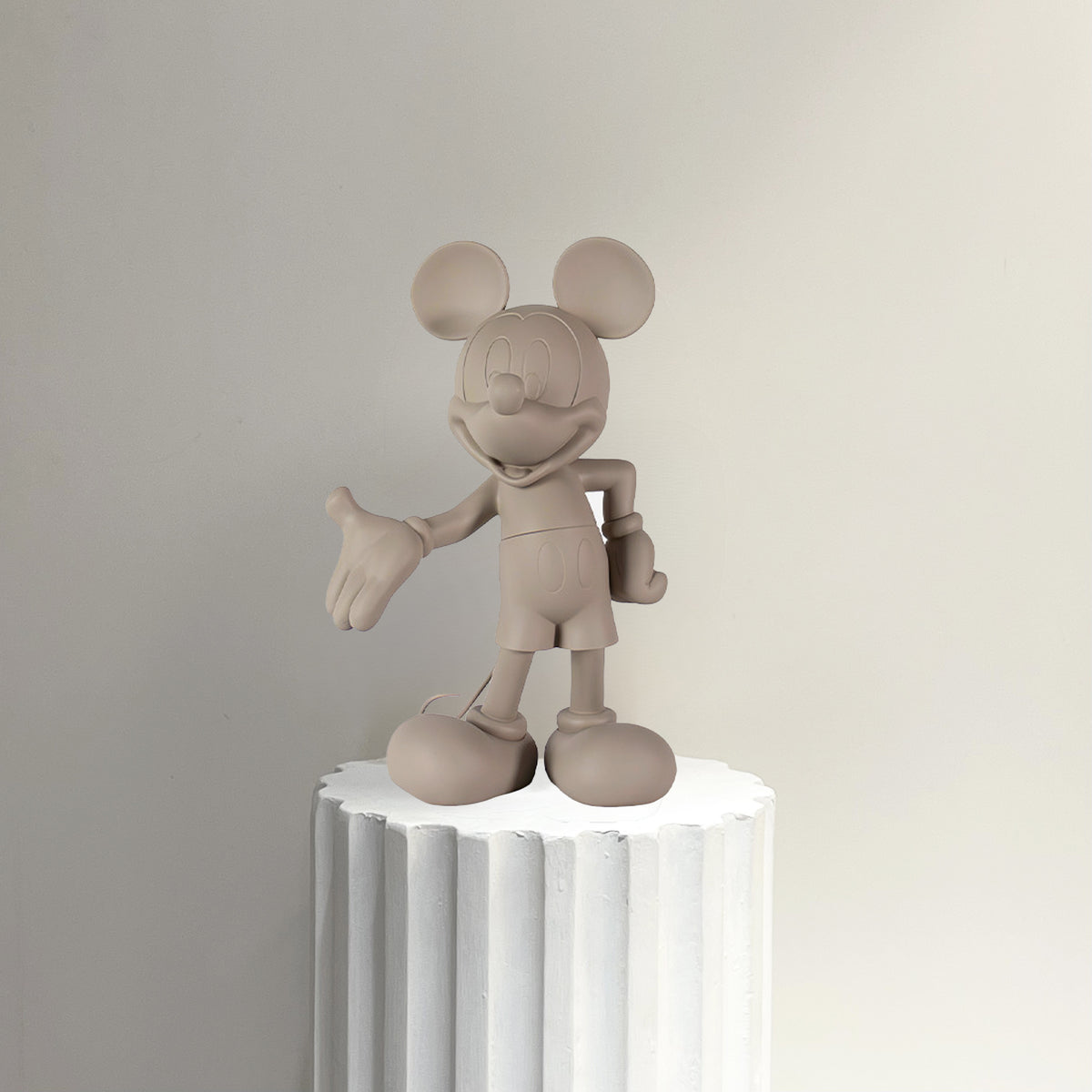 Mickey Welcome Black. 30 cm