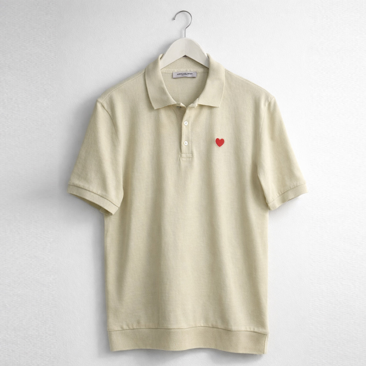 Polo Manga Corta Beige. Corazón Bordado