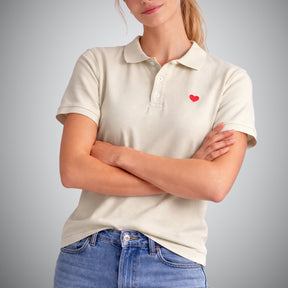 Polo Manga Corta Beige. Corazón Bordado